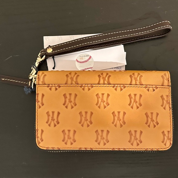 Dooney & Bourke MLB Yankees Large Zip Around Phone Wristlet NWT NEW with tags - Picture 2 of 5